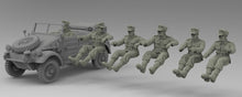 Laden Sie das Bild in den Galerie-Viewer, Figuren Wehrmacht-Marschierende Offiziere-Tragbarer-Wehrmachtsmädchen