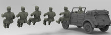 Laden Sie das Bild in den Galerie-Viewer, Figuren Wehrmacht-Marschierende Offiziere-Tragbarer-Wehrmachtsmädchen